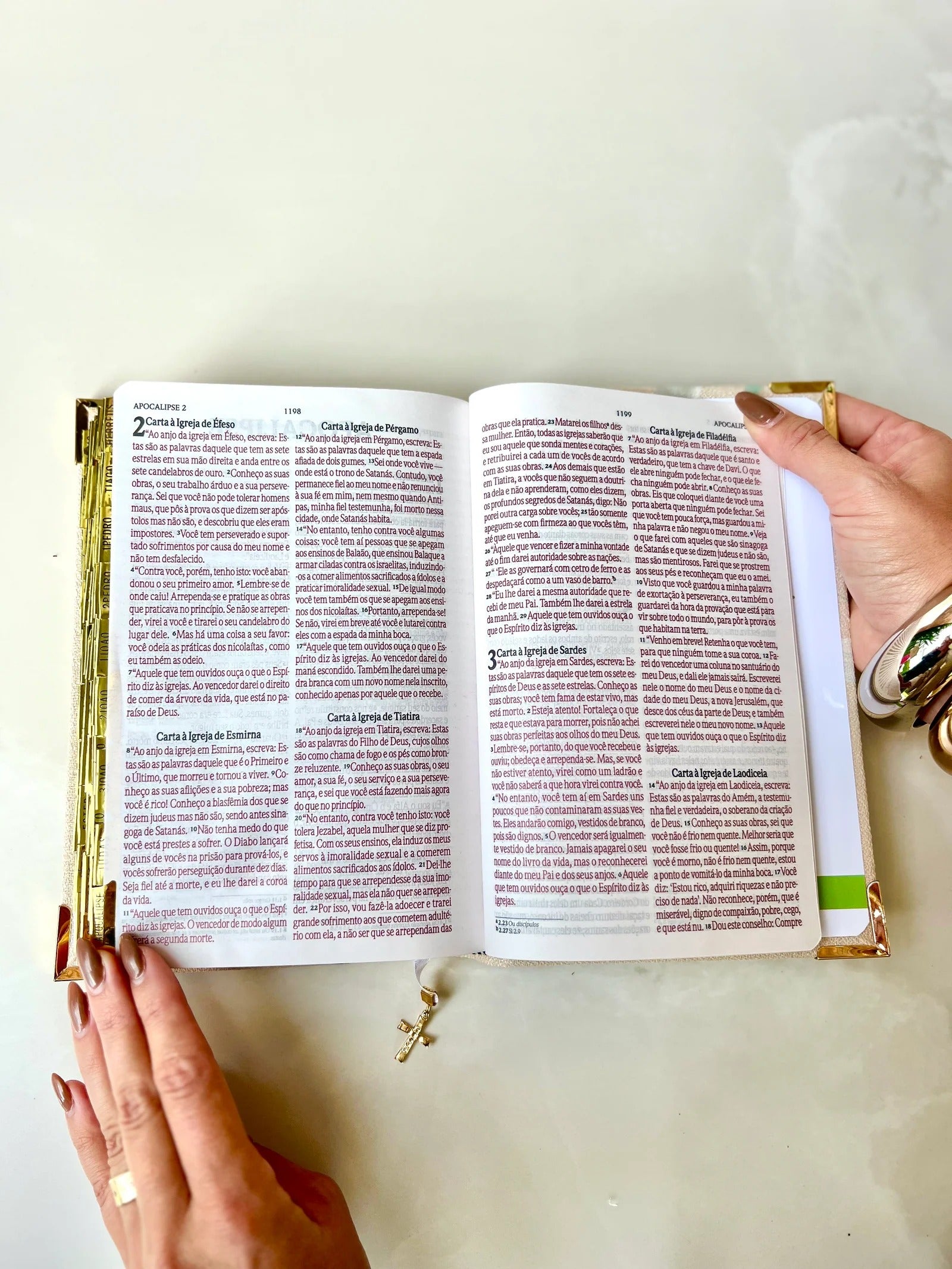 Biblia Mediana Lirio en lino personalizada con tu nombre