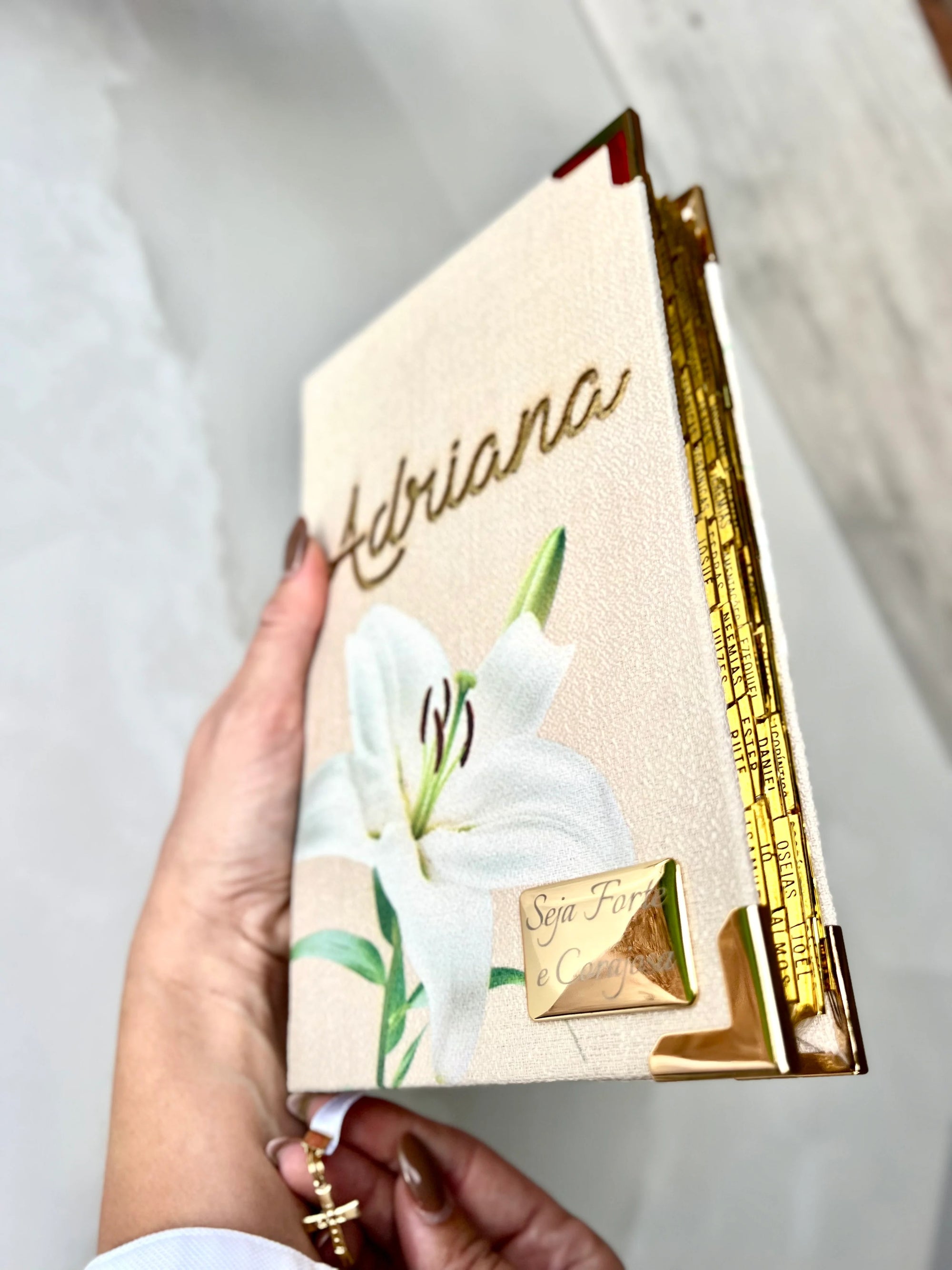 Biblia Mediana Lirio en lino personalizada con tu nombre