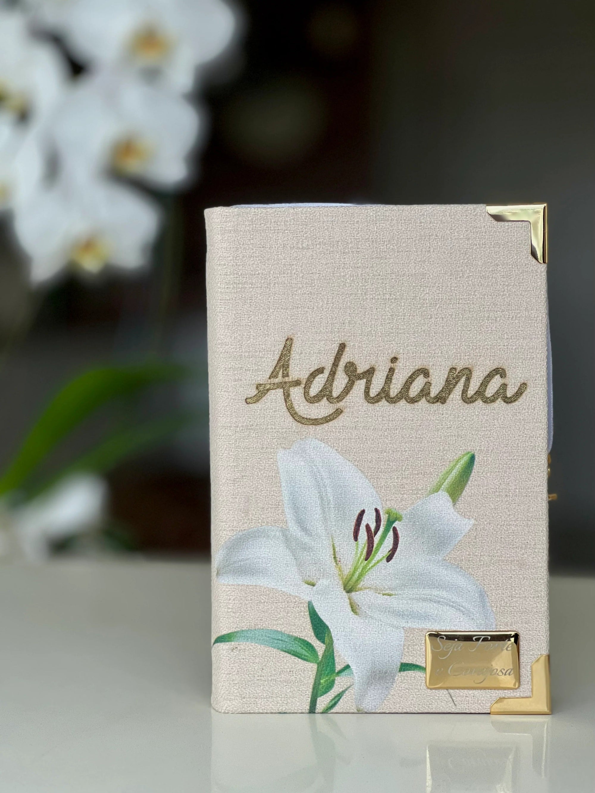 Biblia Mediana Lirio en lino personalizada con tu nombre