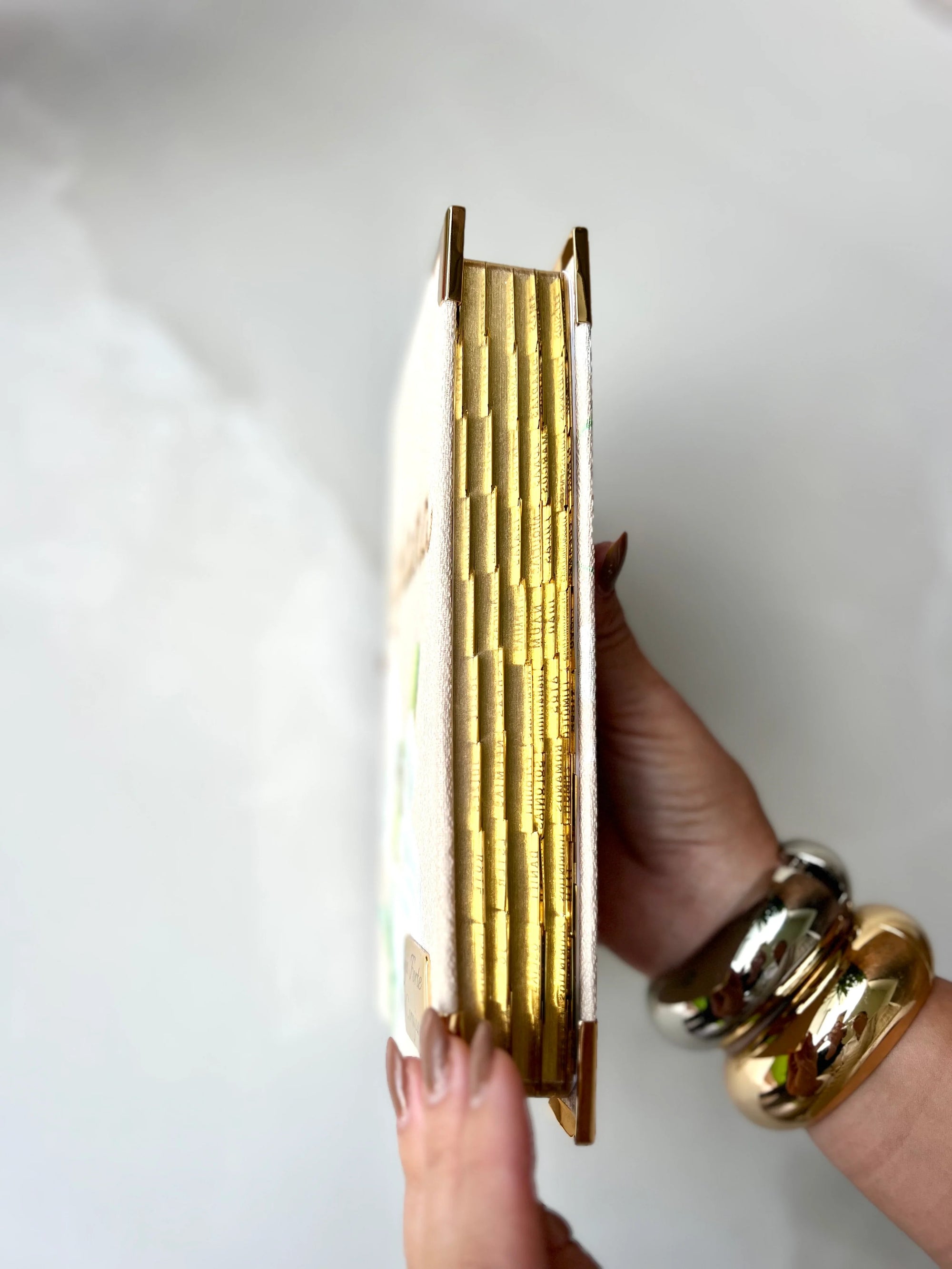 Biblia Mediana Lirio en lino personalizada con tu nombre