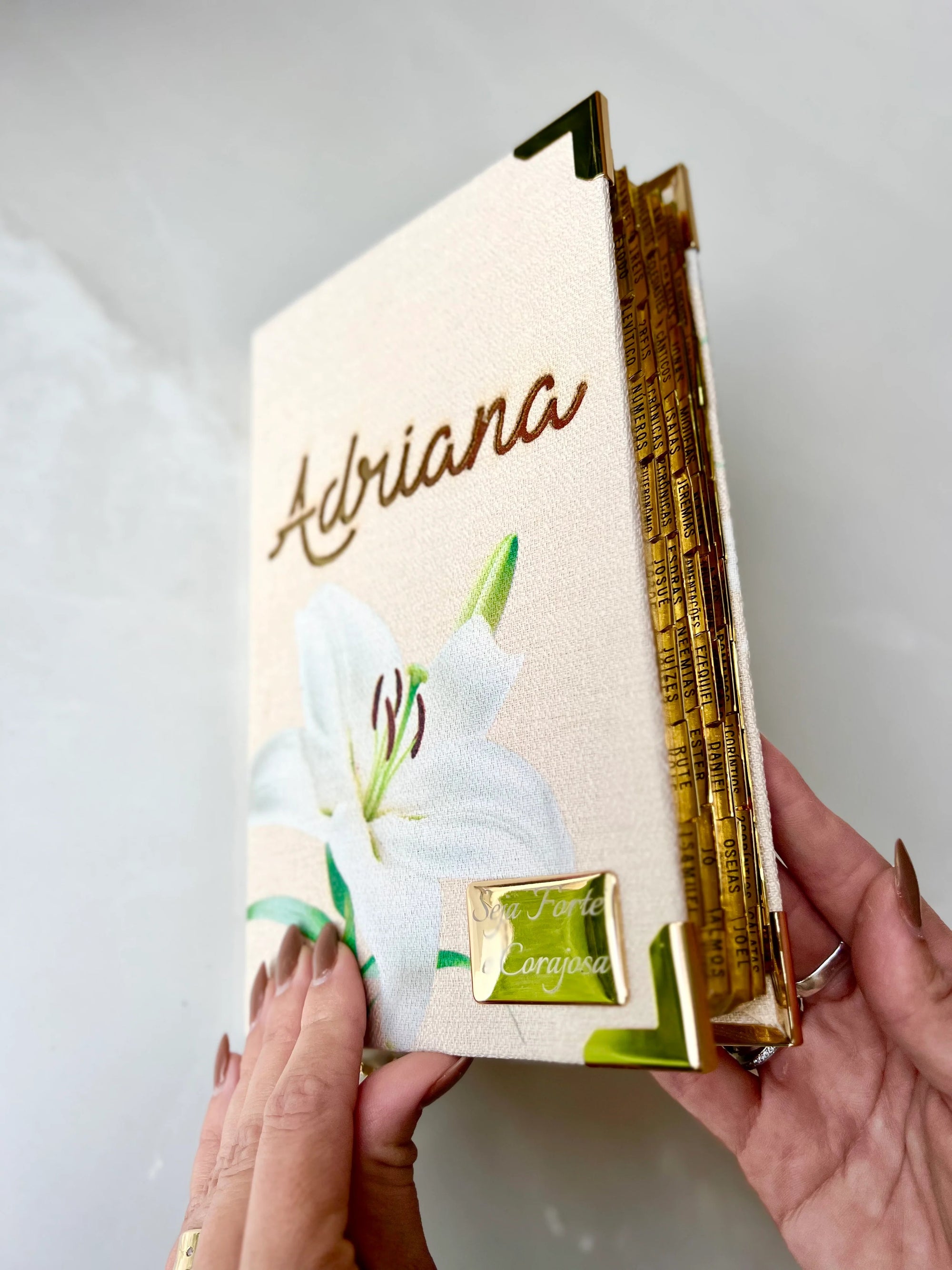 Biblia Mediana Lirio en lino personalizada con tu nombre